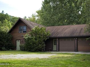 904 Ashgrove Rd, Cambridge, NY 12816