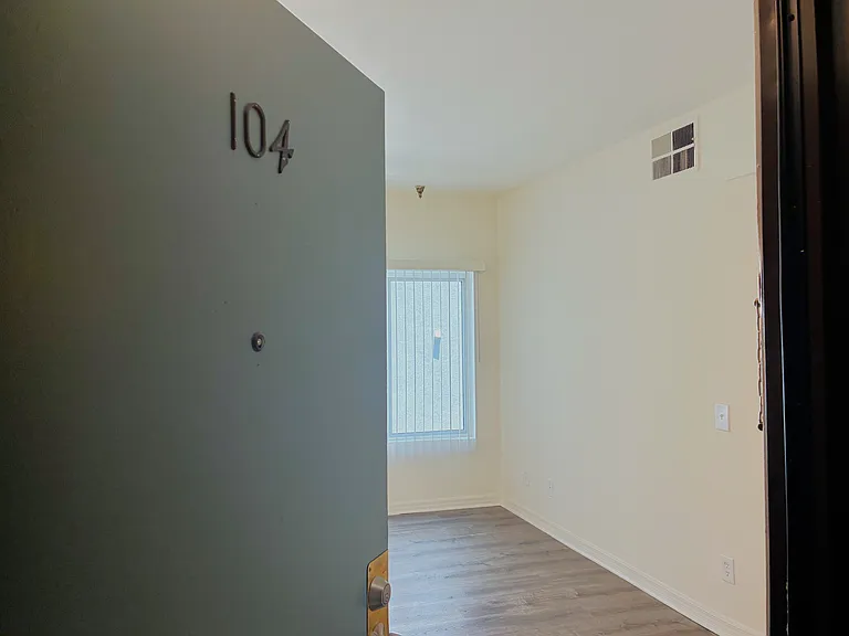 10205 Samoa Ave #104 — Photo 5