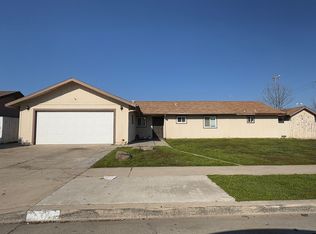 402 W National Ave, Tulare, CA 93274