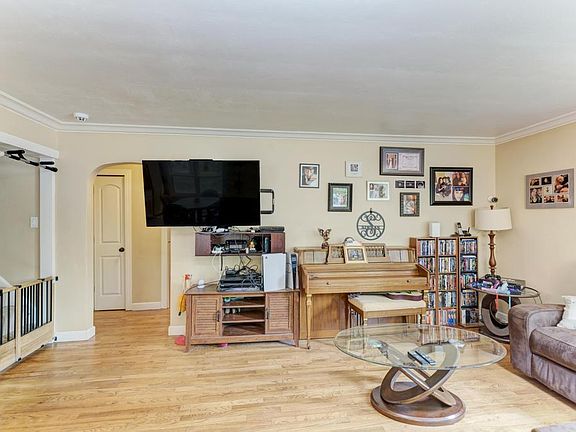 4th image of 1400 Burlington Ave