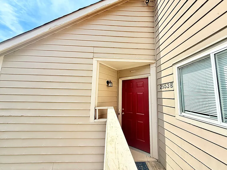 2553 Stockbridge Dr #B — Photo 9