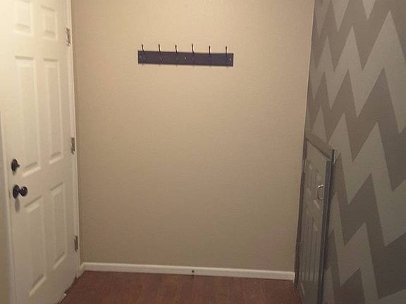 3rd image of 408 Dinwoody Way