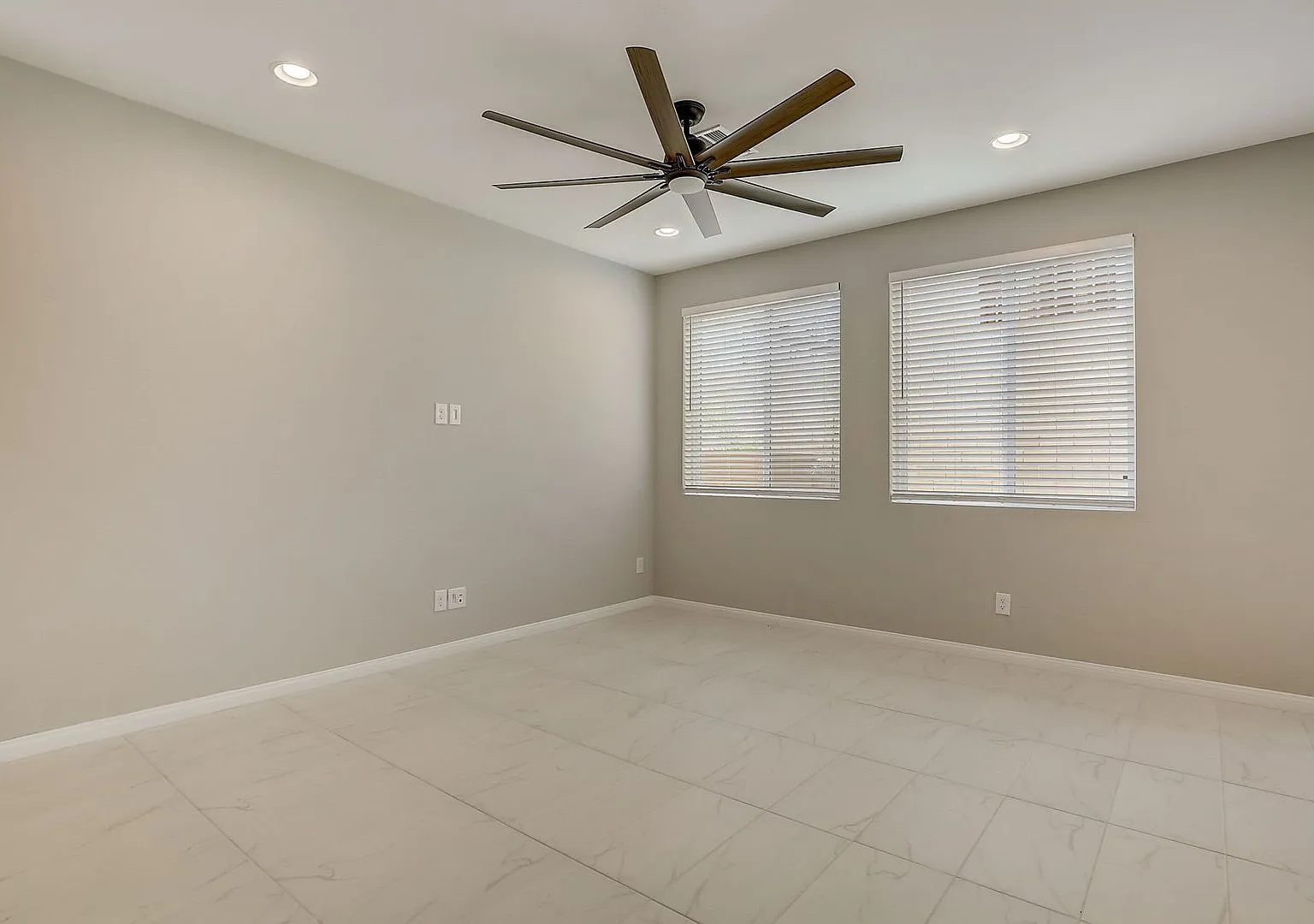 Beautiful 2 story Home in Skye Canyon — Photo 4