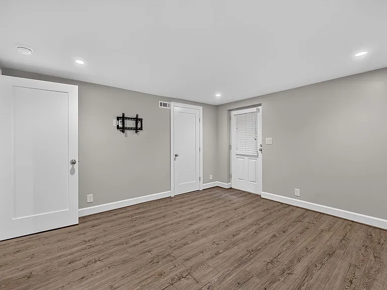 Large basement bedroom for guests or teen. Full bathroom adjacent.