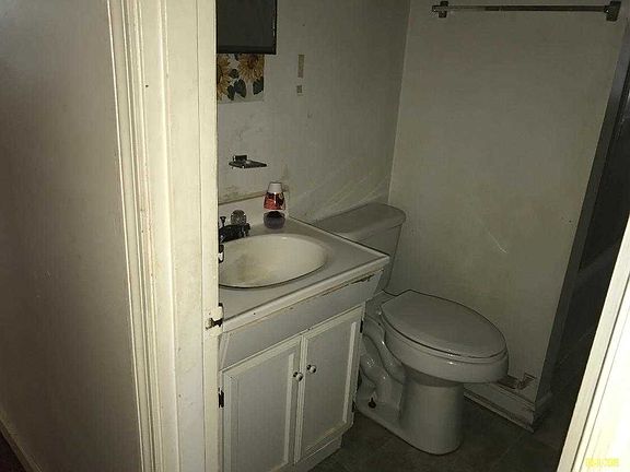 2nd image of 1102 Essex Pl