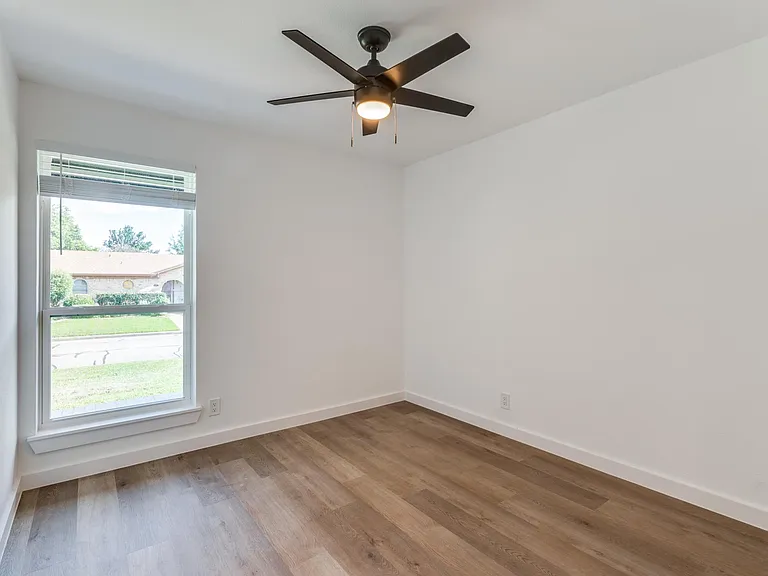 1101 Spring Brook Dr — Photo 12