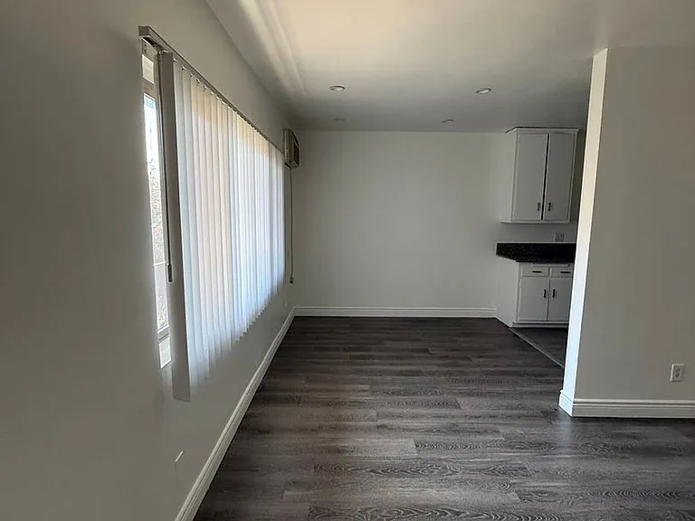 1435 S Mansfield Ave — Photo 4