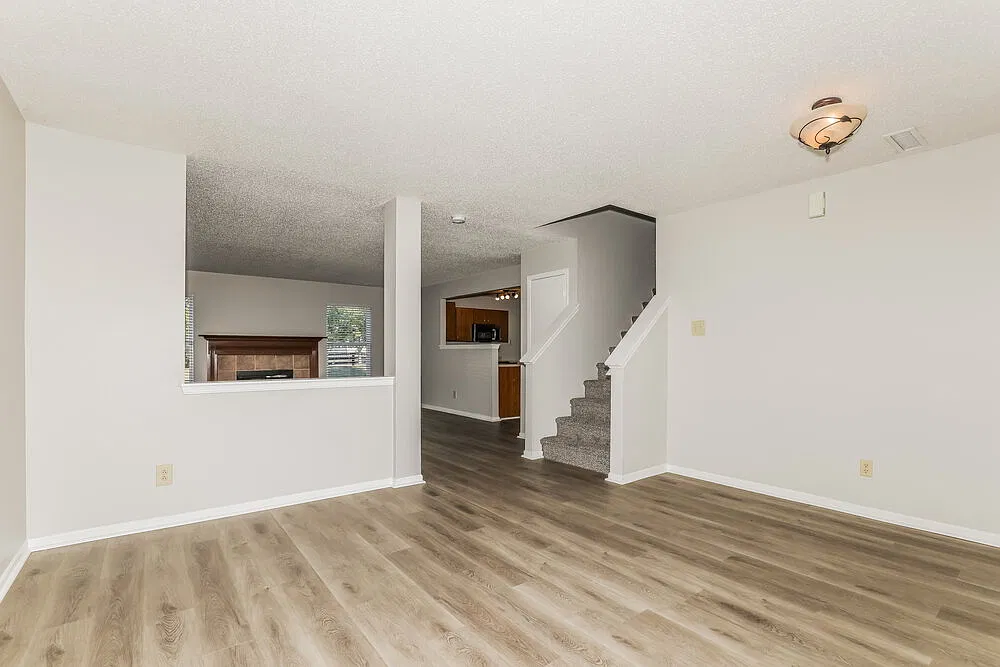 3 bed, 2.5 bath, 2156 sqft, $1,940 — Photo 4