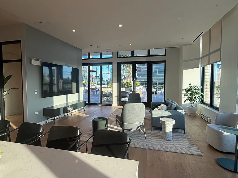 1100-15 W Grand Ave #318 — Photo 32