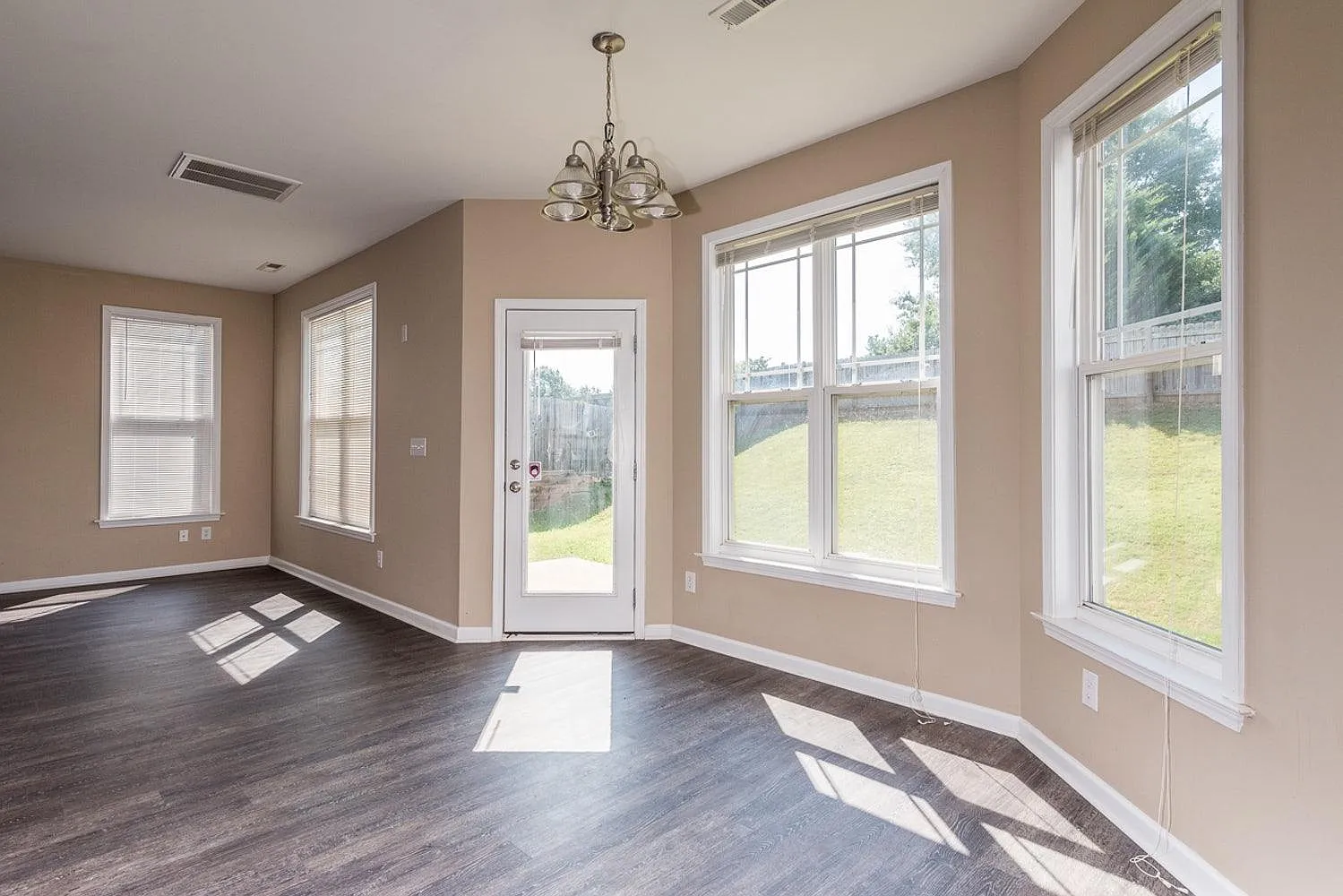 3 bed, 2.5 bath, 1420 sqft, $1,795 — Photo 4