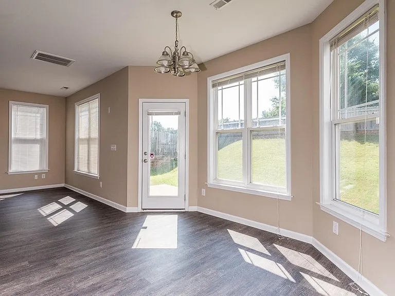 104 Hutson Ln — Photo 4