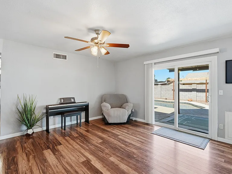 11610 N 41st Dr — Photo 11