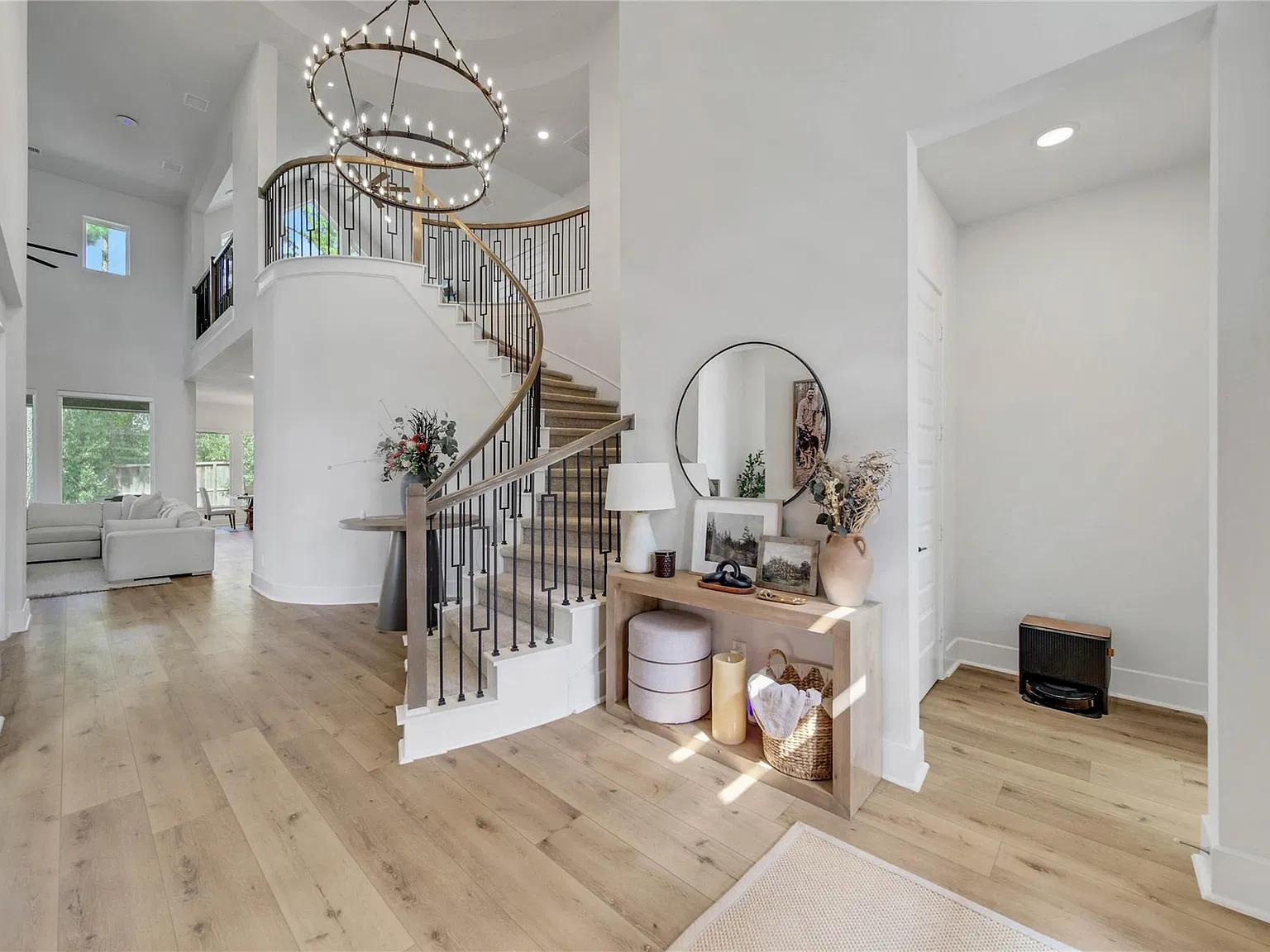 5 bed, 4.5 bath, 3805 sqft, $4,000 — Photo 4