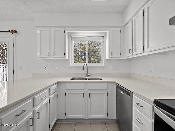 3rd image of 4641 Weybridge Lane