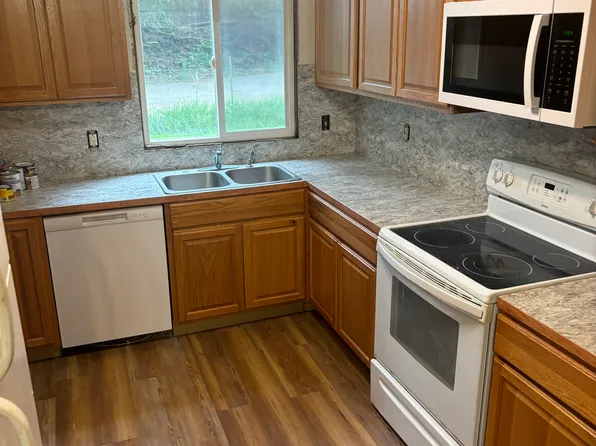 5424 Mustang Ln, Bremerton, WA 98312