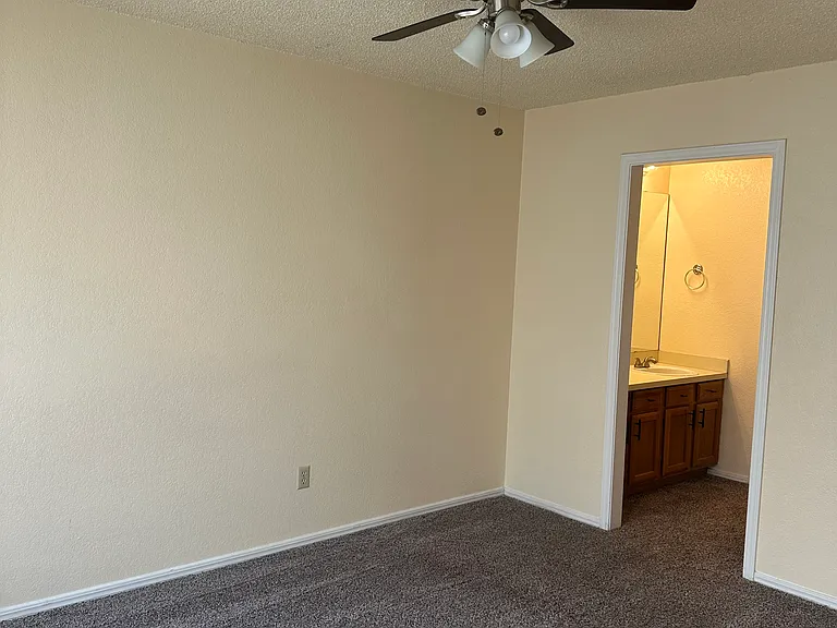 1315 Laurel Ln — Photo 6
