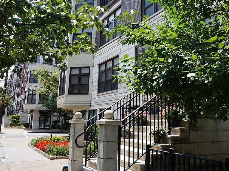 1300 Grand St #418 — Photo 1