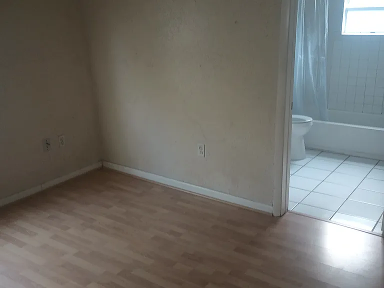 2324 S Brown Ave — Photo 4