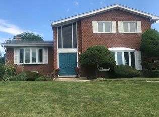 740 W 57th St #3, Clarendon Hills, IL 60514