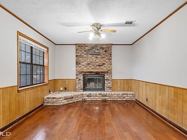 1005 Clarence St — Photo 13
