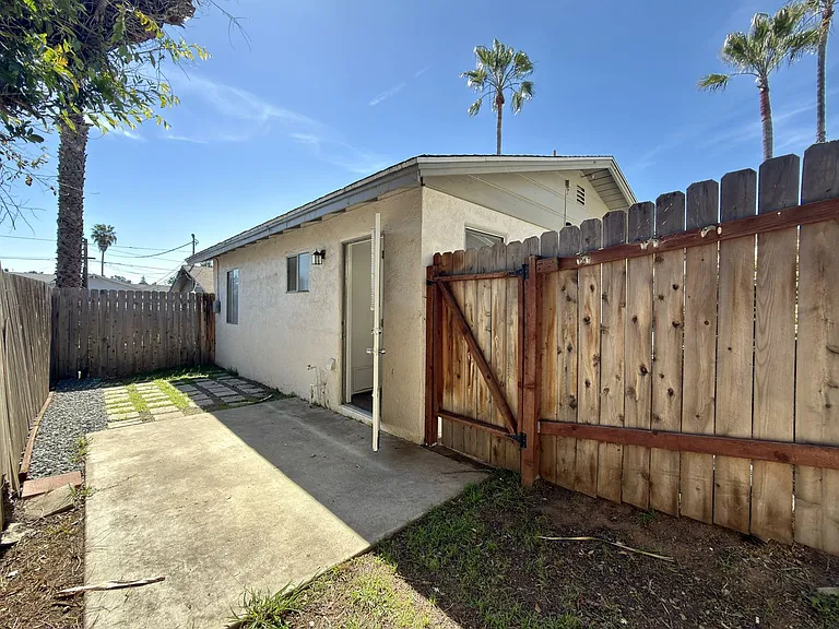 Single Level Cottage Near Downtown! — Photo 8
