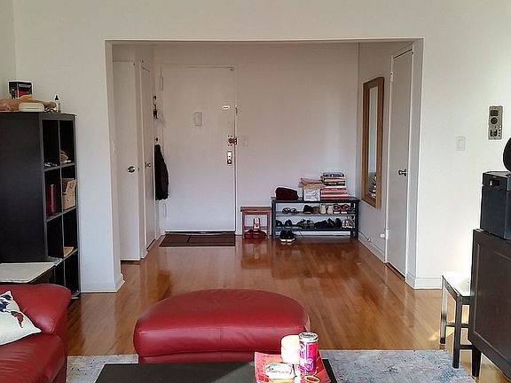 Entrance 2 coat closets