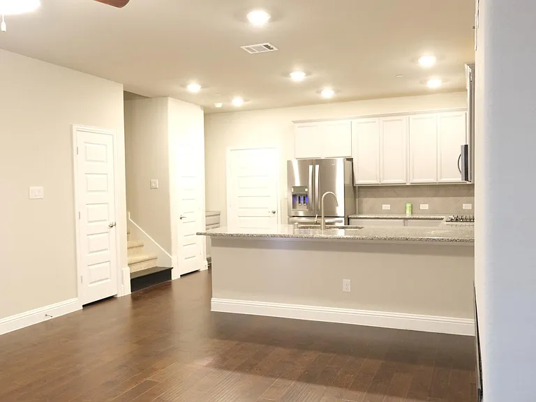 332 Blackthorne Dr — Photo 4
