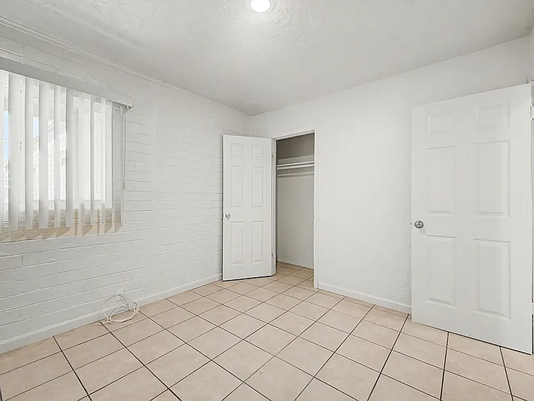 2433 E Cameron Vis — Photo 8