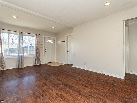 5th image of 246 E 260th St