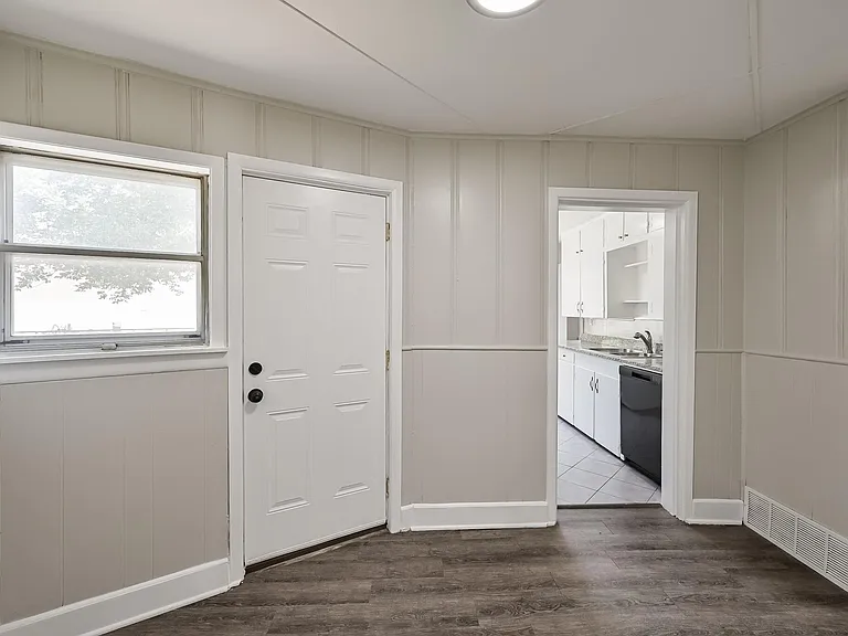 1501 Greenbrier Dr — Photo 25