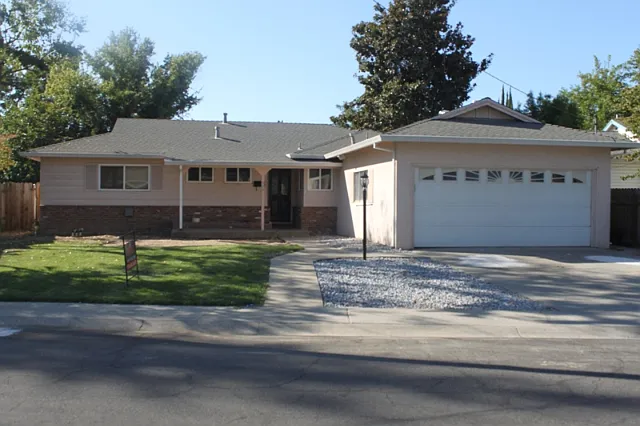 576 Lewis Ave photo 1