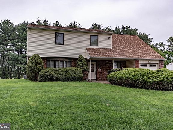 2nd image of 122 Ann Dr