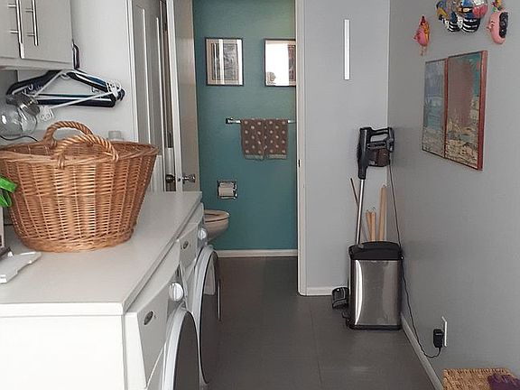 Laundry room w/ half bath