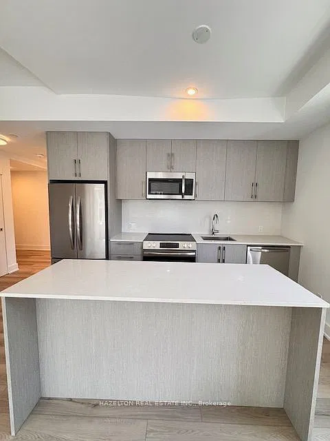 8 Manor Rd W — Photo 2