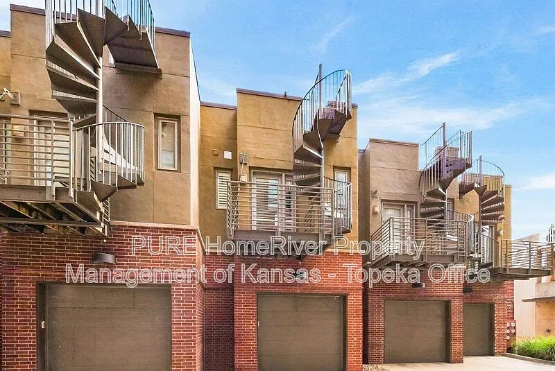 2 bed, 1.5 bath, 1304 sqft, $2,300 — Photo 2