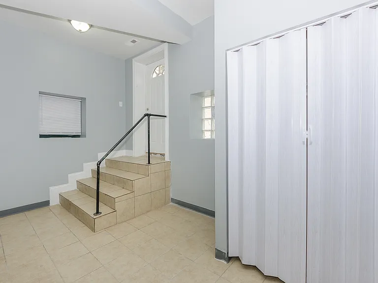 6901-17 S. Paxton/2211-17 E 69th St. — Photo 16