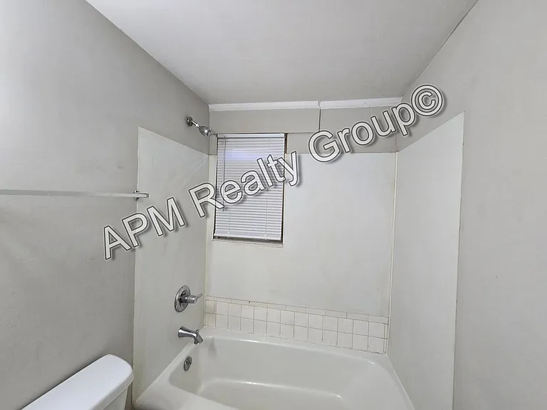 2715A Howell Ave — Photo 7