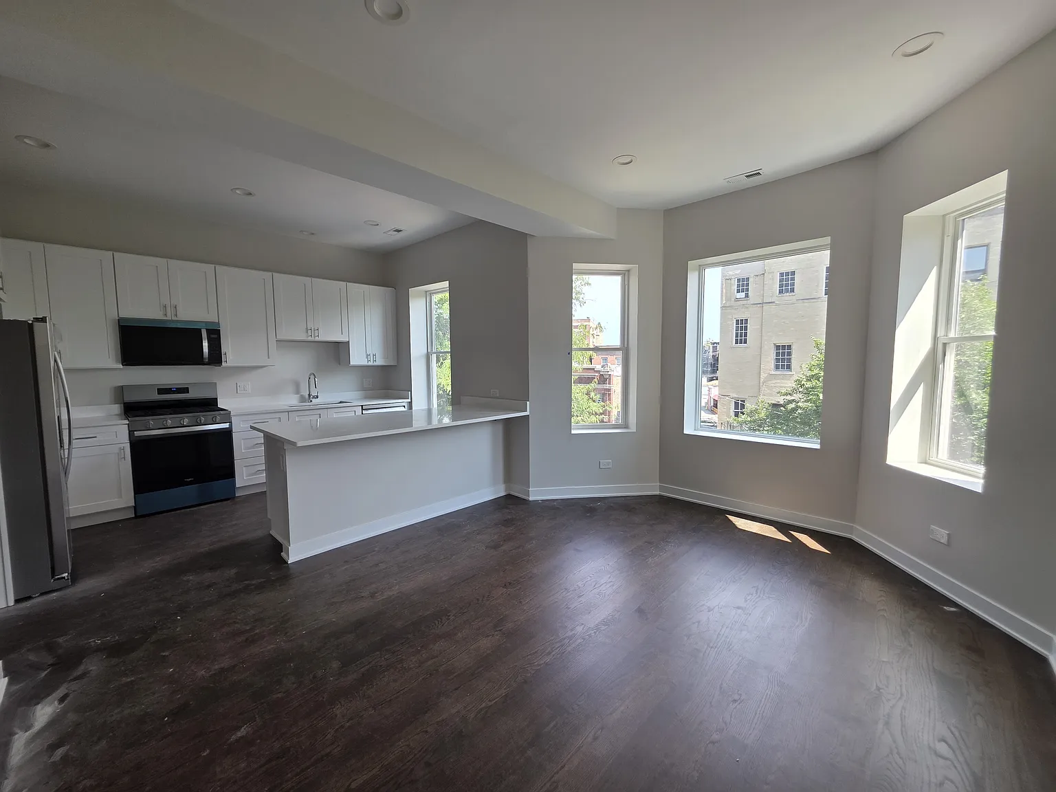 3 bed, 1200 sqft, $4,480 — Photo 1
