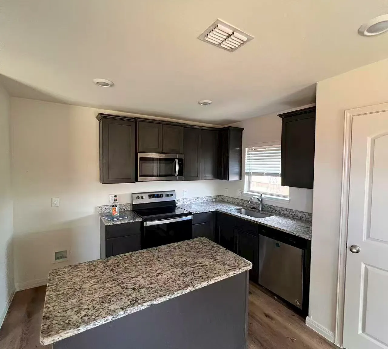 4 bed, 1728 sqft, $2,149 — Photo 3