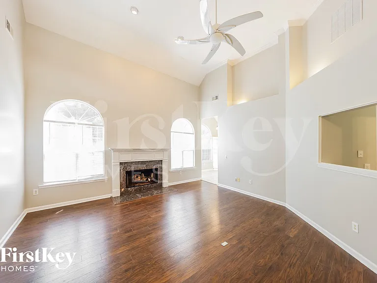 925 Jackson Cir — Photo 4