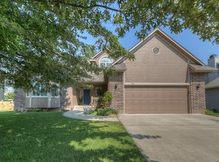236 SE Sumpter Dr, Lees Summit, MO 64063