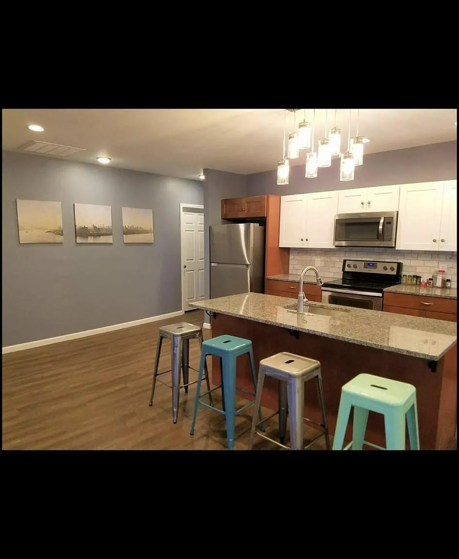 6 bed, 2000 sqft, $4,950 — Photo 1