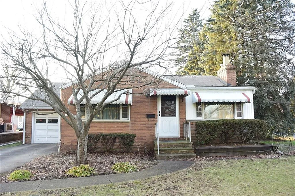1303 Manor Ave SW photo 1