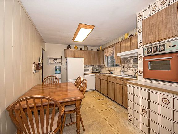 5th image of 662 Hyman Ave