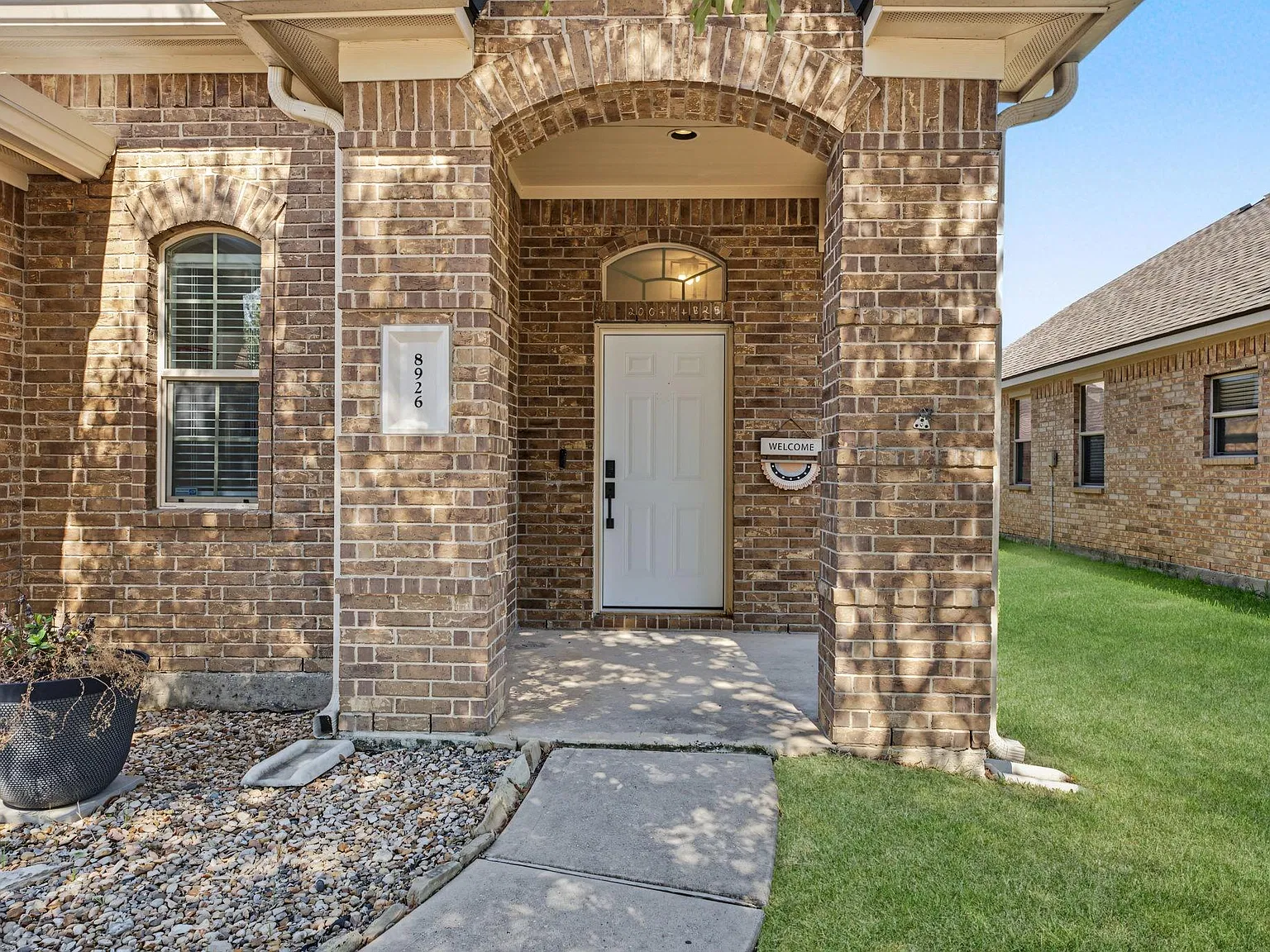 3 bed, 2.5 bath, 1736 sqft, $2,200 — Photo 2