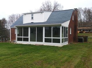 9 Essex Dr, Coraopolis, PA 15108