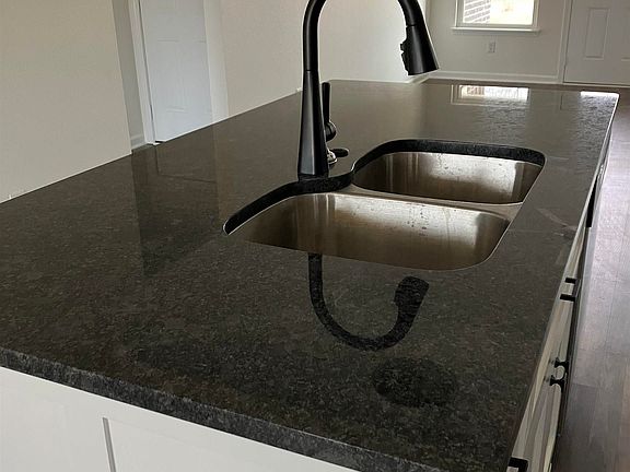 4th image of 204 S Apple St