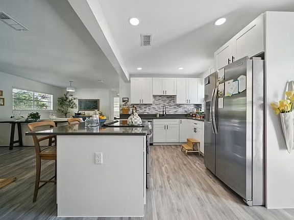 3rd image of 4004 W Fair Oaks Ave