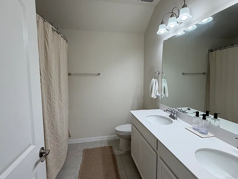 2504 Melrose Dr — Photo 10