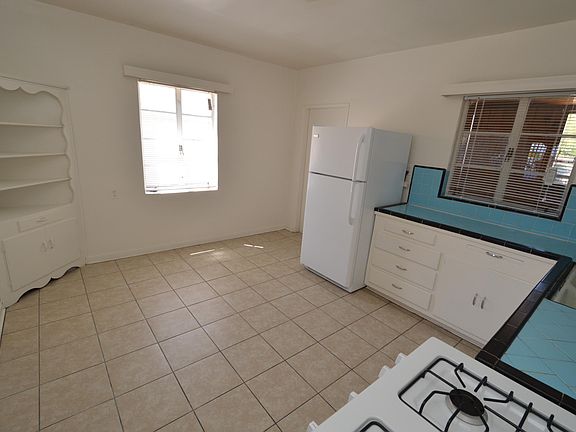 3rd image of 2425 N Los Altos Ave
